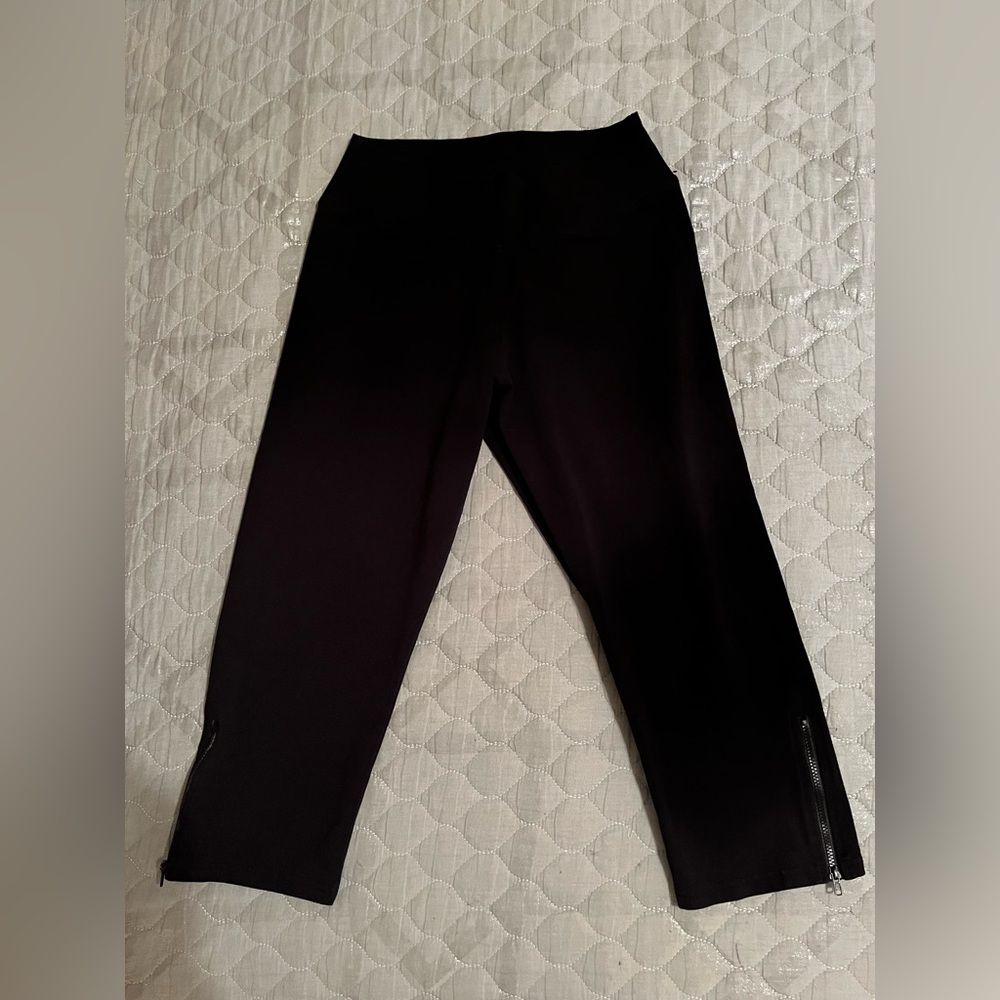 I-l-o-v-e S-I-A ~Ankle zippered~Black Cropped Leggings~ LG